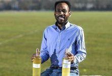 Di UK, Tak Perlu Keluarkan Duit Untuk Kekal Cergas. Lelaki Ini Cuma Minum Air Kencing Sendiri