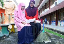 Ibu Tukang Sapu Di Sekolah Yang Sama, Anak Bagi ‘Hadiah’ Paling Bermakna Dalam Hidupnya