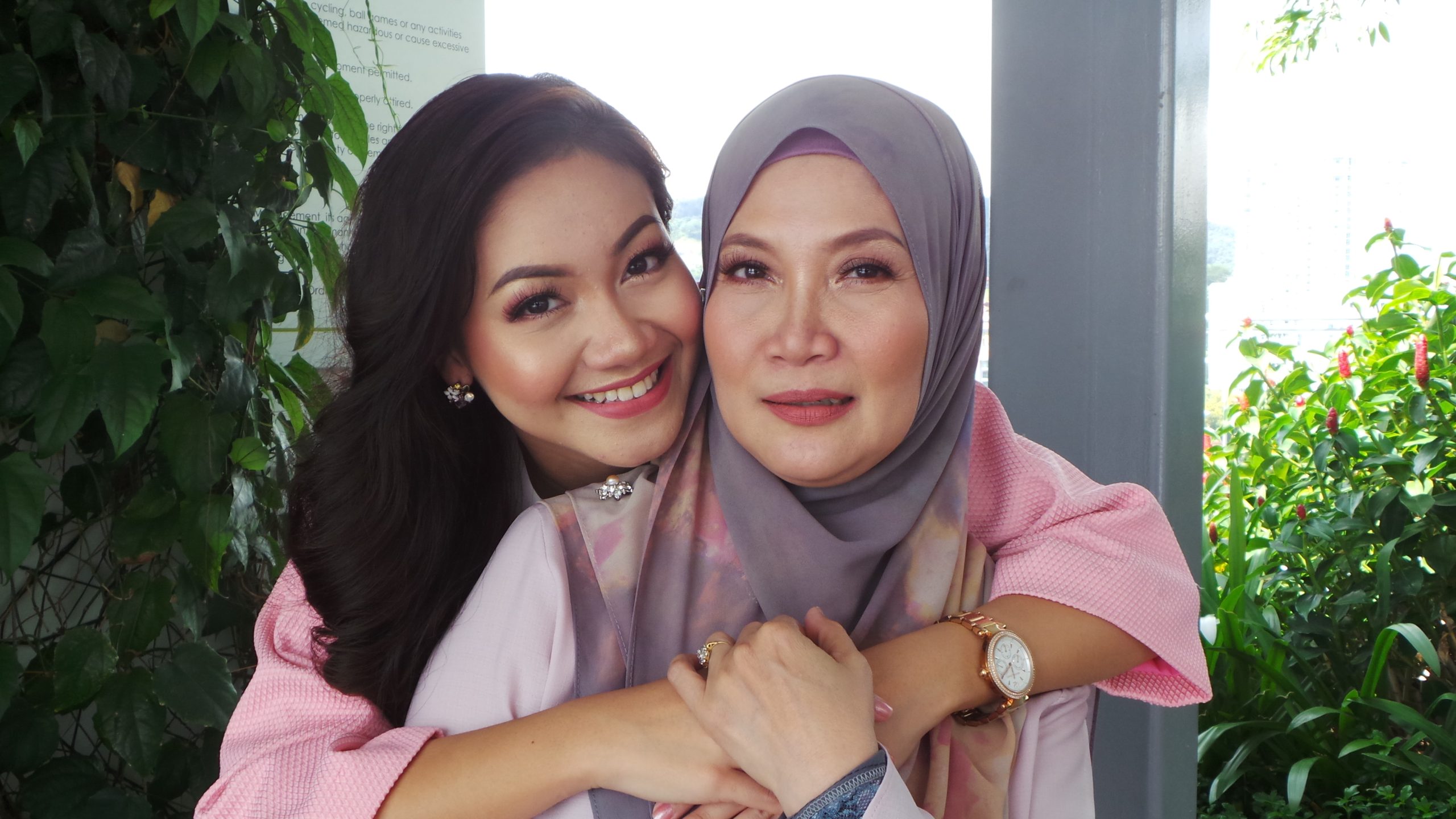 Ibu Adalah Sumber Inspirasi & 6 Lagi Rahsia Si Gadis Manis Berusia 23 Tahun Ini Jadi Super Famous. Siapakah Dia?