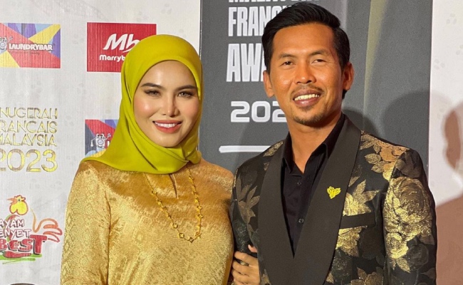 Watie Hanifiah Teruskan Amalan Arwah Siti Sarah, Pakaikan Shuib Stokin Sebelum Pergi Kerja