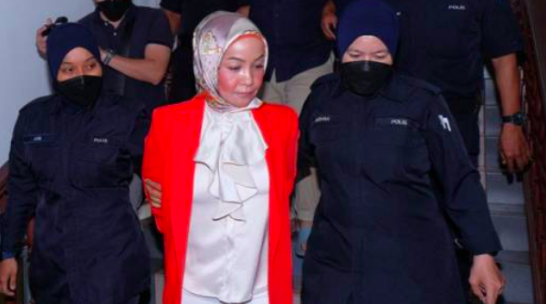 Mak Cik Kemboja, Anak Lelaki Mengaku Tidak Bersalah Hina Melayu