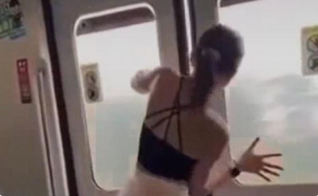Wanita Cuba Buka Pintu MRT