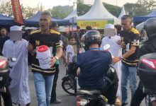 ‘Hampa Nak Masuk Syurga Ke Tak?’ – Netizen Terhibur Tengok Lan Pet Pet ‘Paksa’ Pengunjung Beri Derma Di Bazar Ramadan