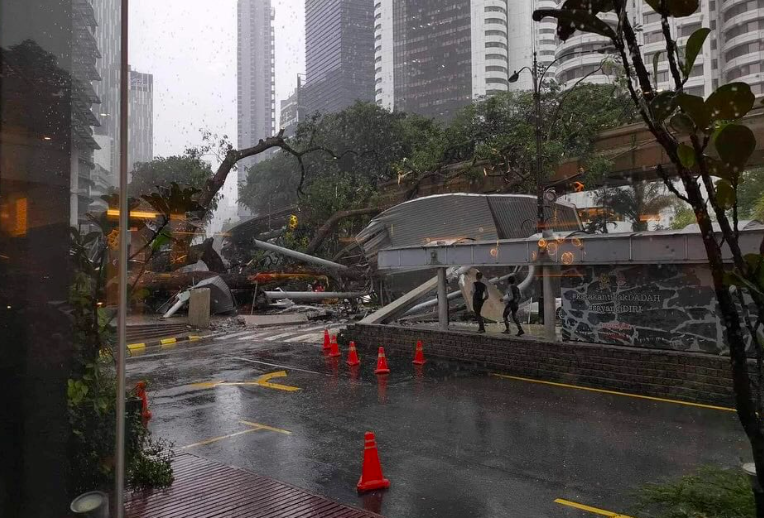 Pokok Tumbang Di Jalan Sultan Ismail, Hempap Beberapa Kenderaan & Landasan Monorel