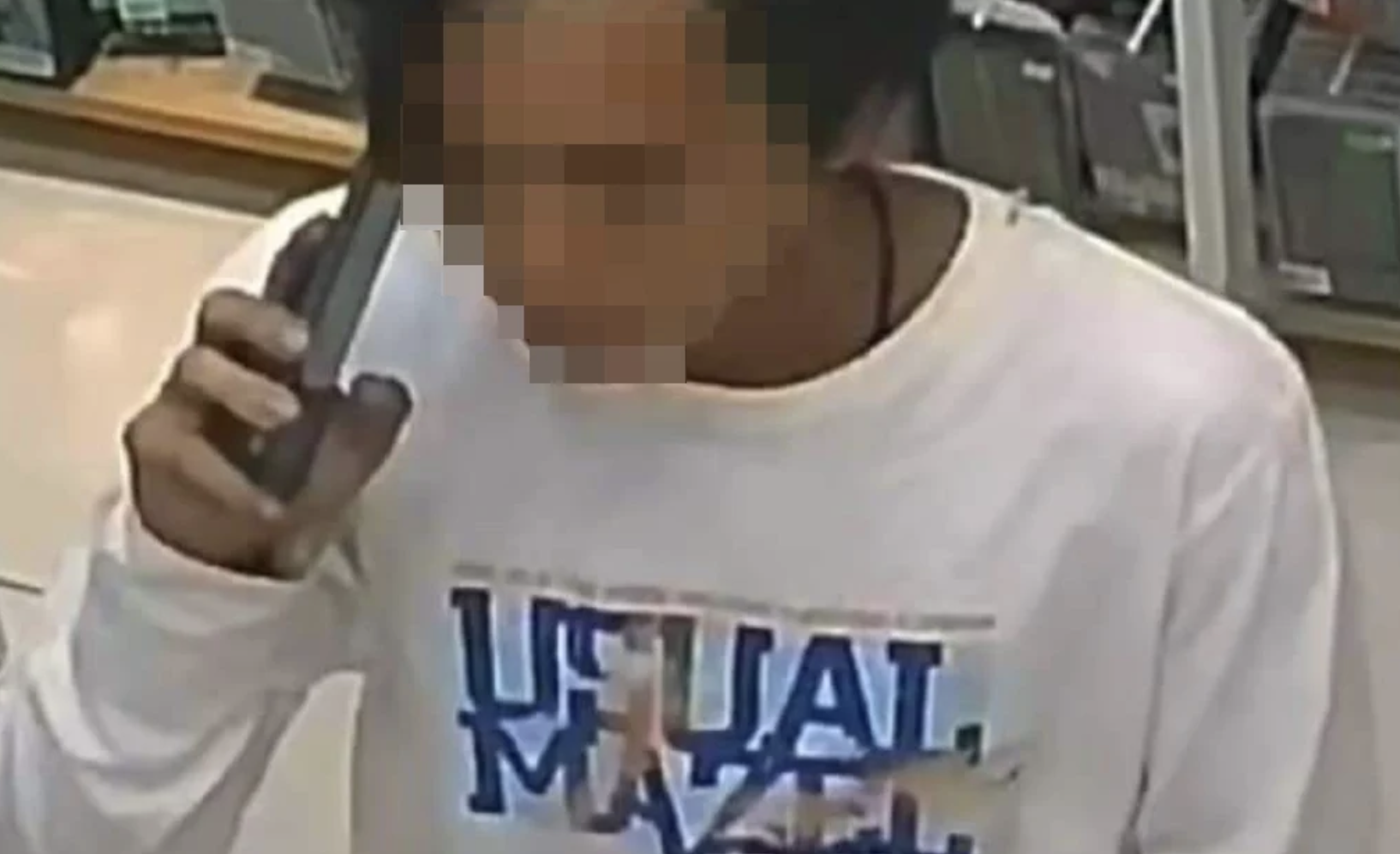 Lelaki Miang! Sambil Cakap Telefon Tayang Kemaluan
