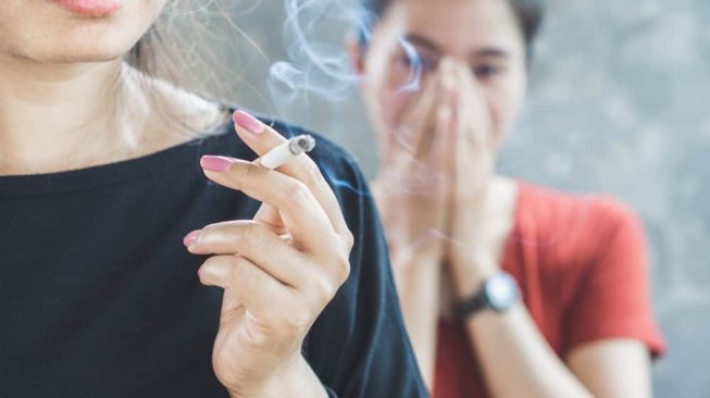 Mengandungi Kira-Kira 4,000 Bahan Kimia, Ini Bahaya Asap Rokok Kepada Perokok Pasif!