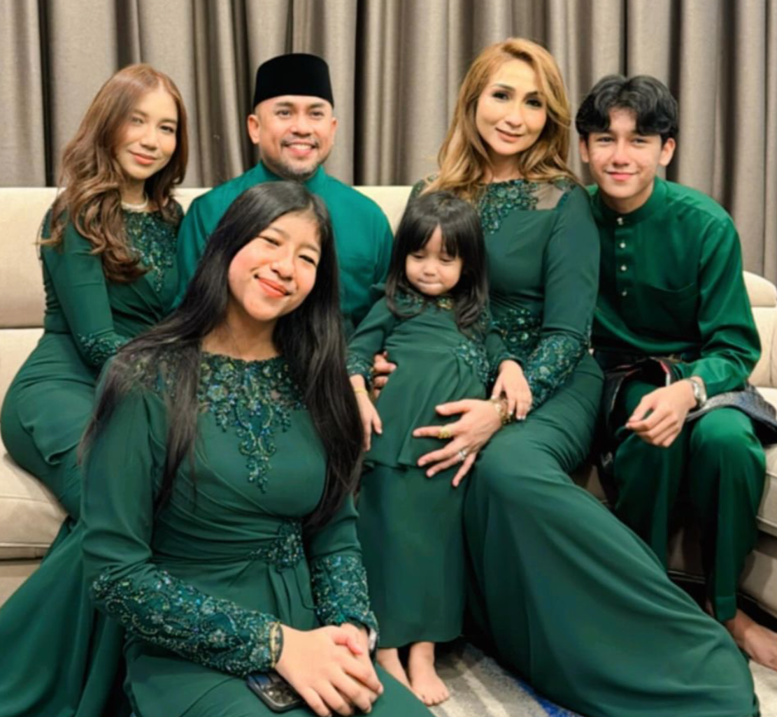 [VIDEO] ‘Aku Nak Rasa Duit Anak, Bukan Minta Banyak Sampai Kaya Sebab Aku Pun Ada Duit Tapi Cari Keberkatan’ – Kak KM
