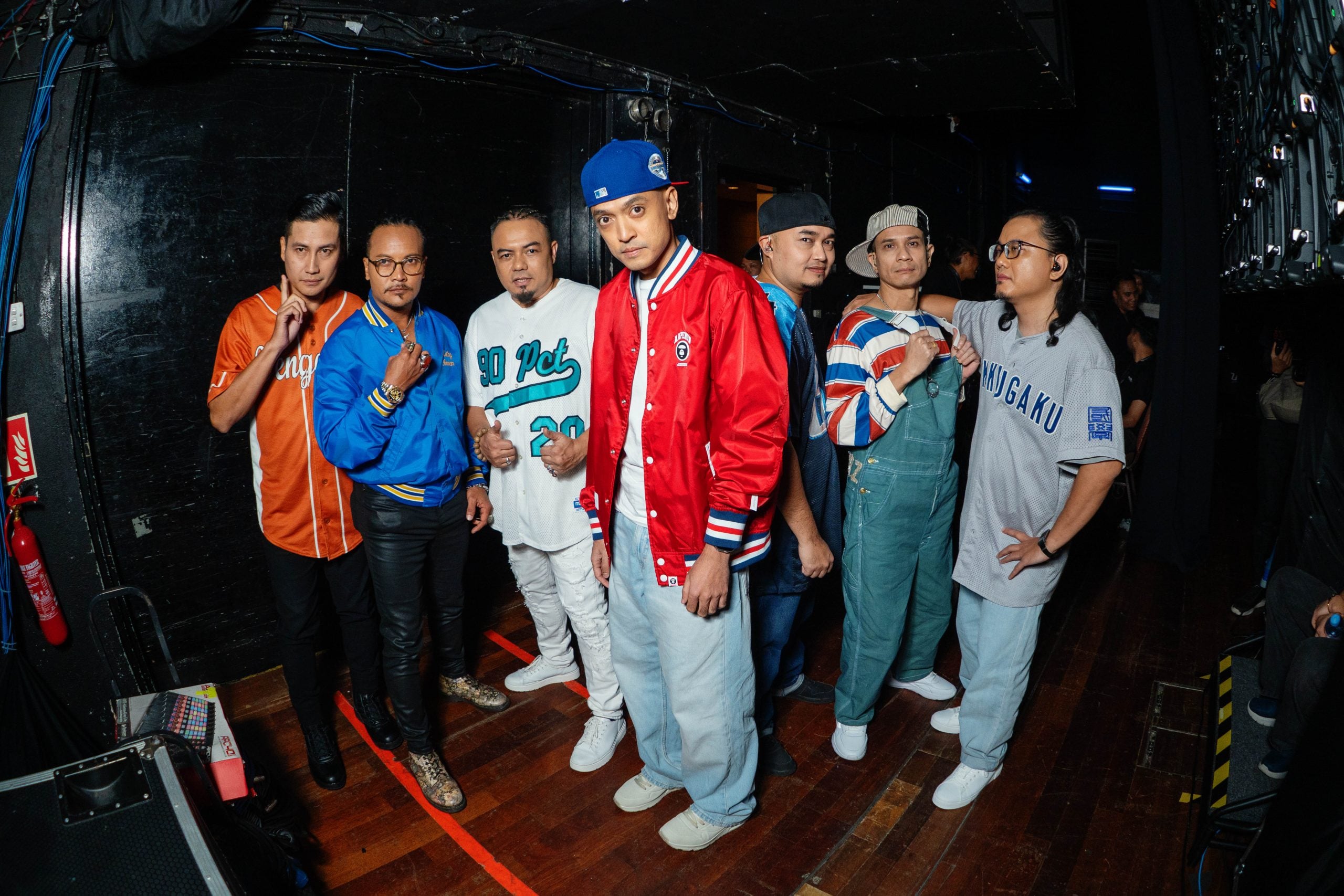 New Boyz Gegarkan Dewan Plenari, Hadiahkan 100 ‘Teddy Bear’ Kepada Peminat Di Konsert