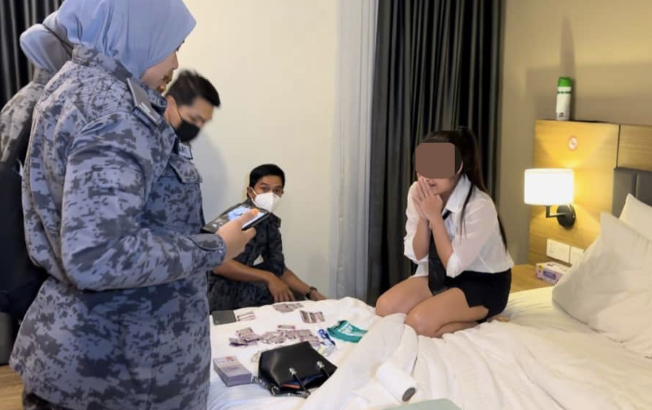 Elak Diberkas Imigresen, Pelacur Pakai Baju Anime Tawar Suapan RM16,000