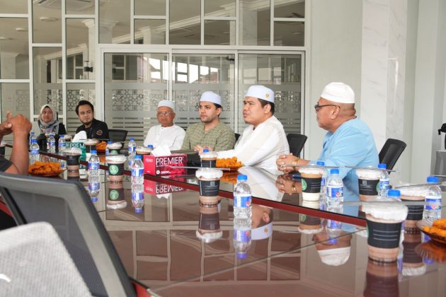 Riz (tiga dari kanan) pada majlis menandatangani pelantikan sebagai duta wakaf program wakaf Masjid Al-Makmuriah.