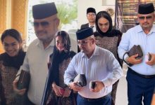 [VIDEO] Harith Iskander & Dr Jezamine Jalan Berpimpin Tangan, Datang ‘Bersama’ Ke Mahkamah Bagi Kes Perceraian