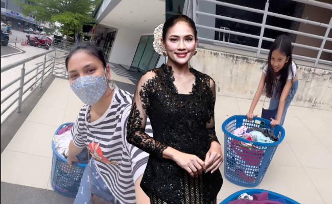 [VIDEO] Fasha Sandha Basuh Baju Sendiri Di Dobi, Tak Harap Bantuan Pembantu Rumah – ‘Bibik Adalah Manusia, Bukannya Hamba Kita’