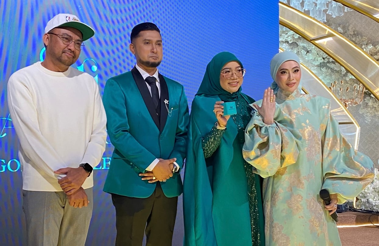 [VIDEO] Kakak Adira Suhaimi Nasihat Datuk Red Jangan Terlalu Merendah Diri – ‘Emas Pun Dia Tak Nak, Bagi Dia Masa Kau Je’