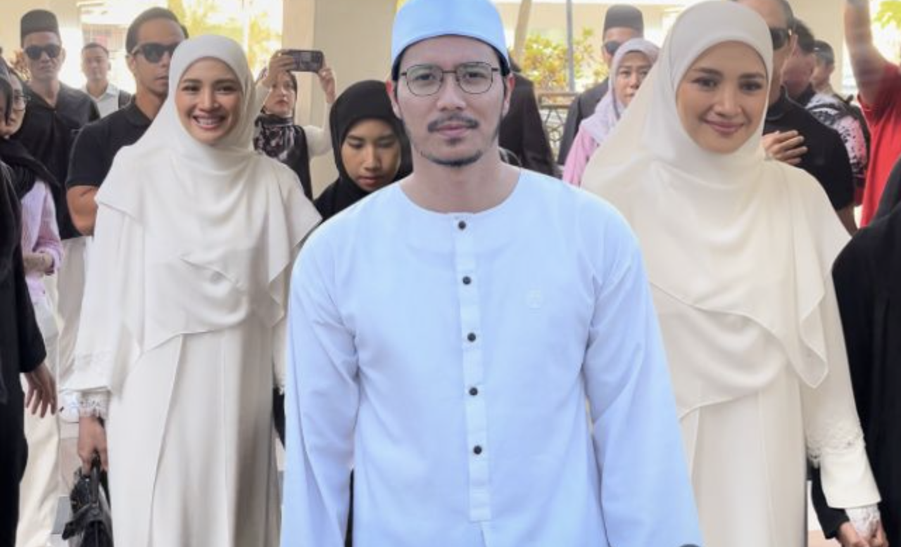 [VIDEO] Fazura Pakai Serba Putih Datang Mahkamah, Dikawal Lima ‘Bodyguard’ – ‘Saya Tenang & Sihat Hari Ini’