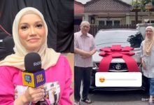 [VIDEO] Ibu Bapa Menangis Terharu Terima Kereta Daripada Puteri Sarah – ‘Dari Tahun Lalu Saya Bekerja Keras Simpan Duit’