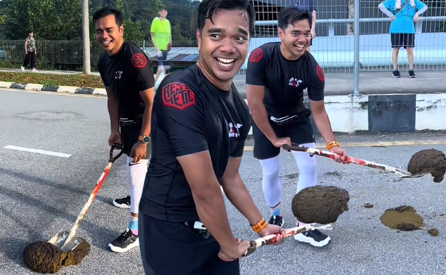 [VIDEO] Muka Berkerut Tahan Busuk, Alif Satar Dipuji Tak Geli Alihkan Najis Kerbau Atas Jalan – ‘Siapa Punya, Baik Mengaku’