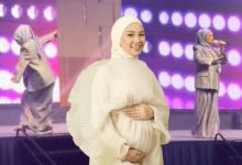 [VIDEO] Nabila Razali Buat Penonton Cemas, Hampir Terjatuh Selepas Naik Tangga Pentas – ‘Takut Tengok, Hati-Hati’