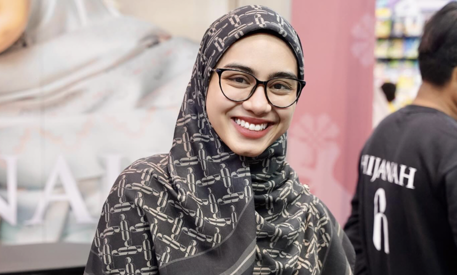 ‘Bukan Dah Operate, Kenapa Pakai Spek?’ – Aisyah Hijanah Jawab Persoalan Netizen Isu Tanam ‘Contact Lens’ Dalam Mata