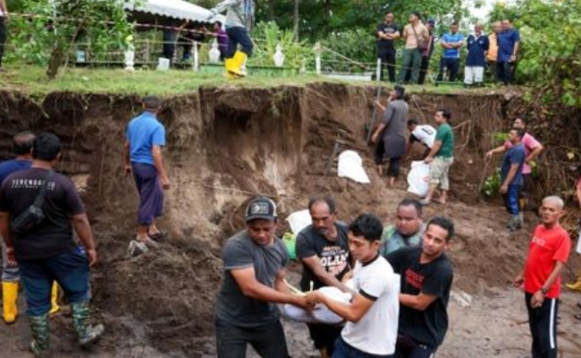 Lima Jenazah Terpaksa Dikebumikan Semula Akibat Hakisan Pantai – ‘Penduduk Nampak Serpihan Kain Kafan, Tulang & Batu Nisan’