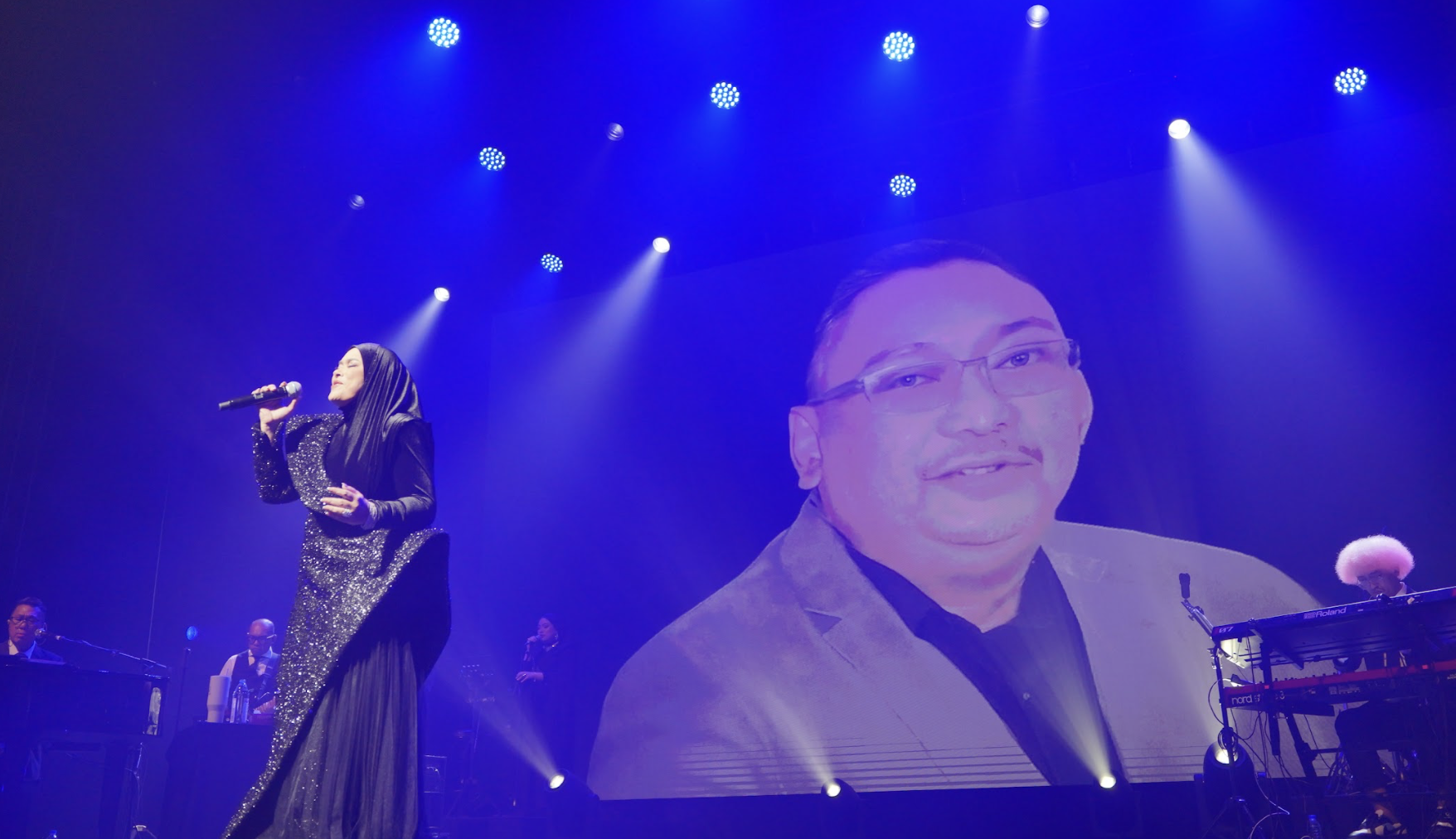 Corat-Coret Konsert Nora Ariffin: Tribute Untuk Arwah Suami, Kongsi Pentas Dengan Anak-Anak, Ziana Zain & 700 Peminat Hadir
