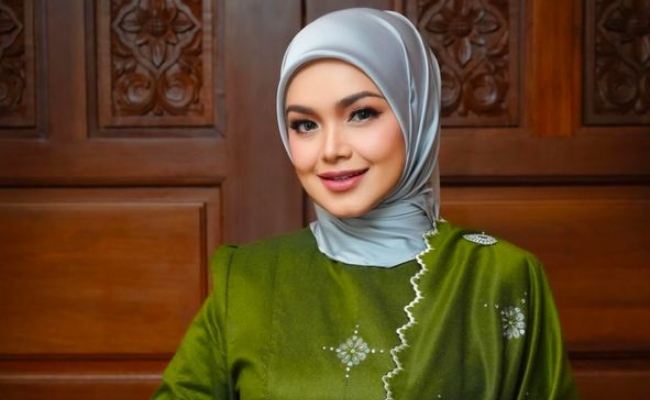 [VIDEO] Siti Nurhaliza Ada Lesen Motosikal, Pernah Terbabas Di Selekoh – ‘Nasib Baik Jatuh Dekat Rumput’
