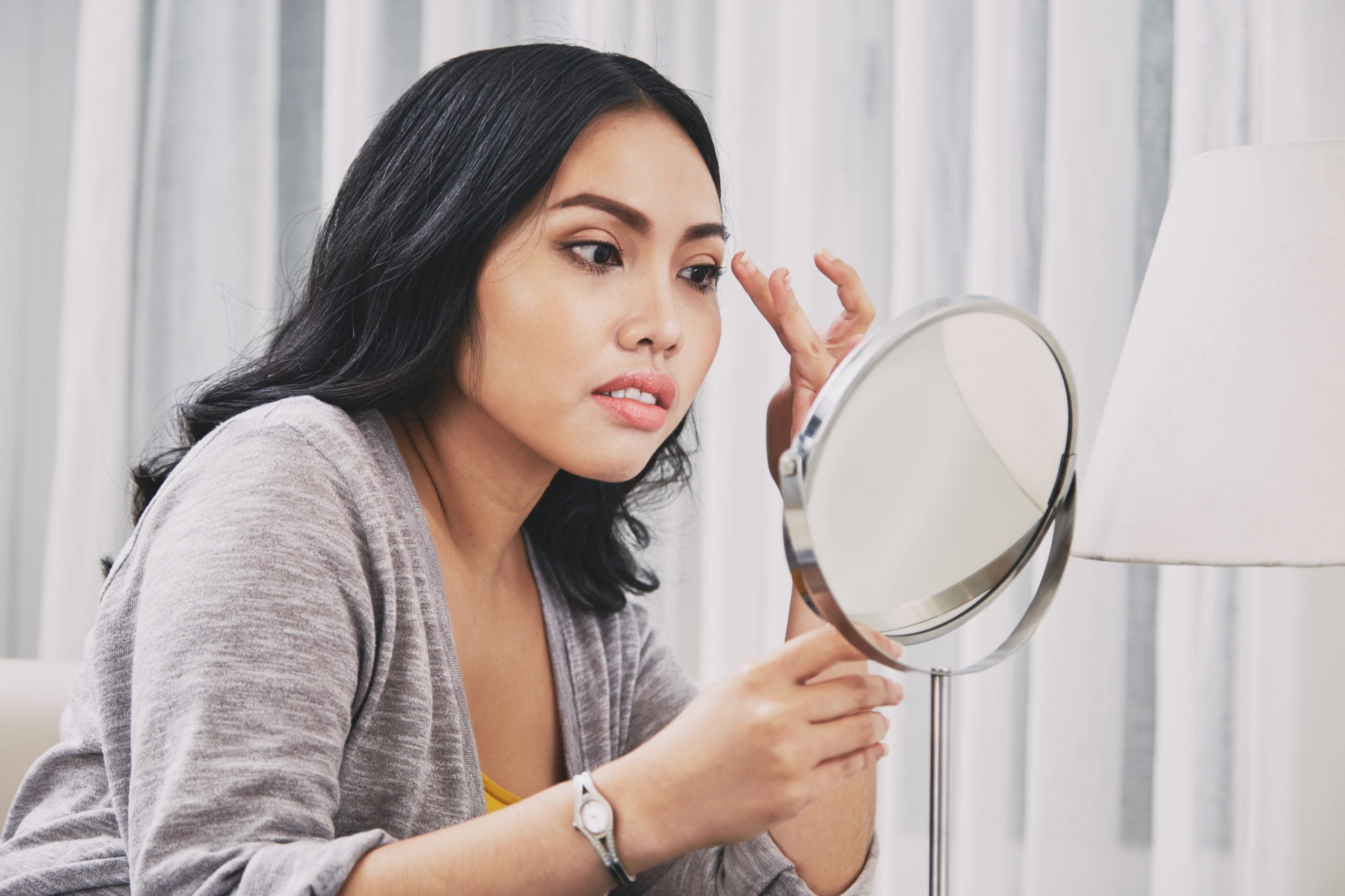 Kulit Nampak Sempurna Di Cermin, Tapi Kenapa Bintik Hitam Masih Muncul? Ini Jawapannya!