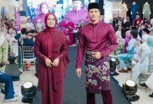 [VIDEO] Fattah Amin Penuhi Tuntutan Kerja Pakai Baju Sedondon Dengan Amira Othman – ‘Lagipun Yang Kenen-Kenenkan Itu Peminat’