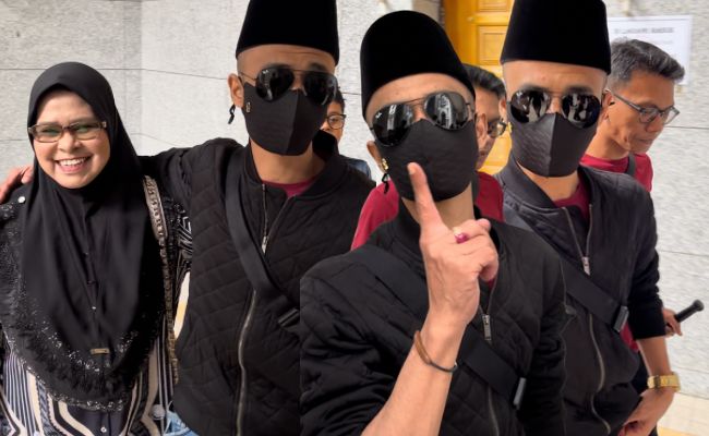 [VIDEO] Along Cham Tiba Di Mahkamah Bagi Pengesahan Lafaz Cerai Taklik? Hadir Bersama ‘Syurga’ – ‘Doakan Segalanya Dipermudahkan’