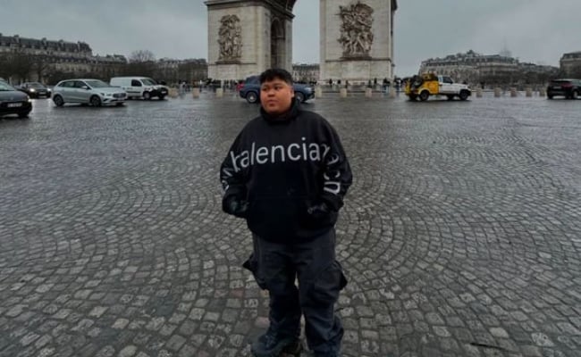 [VIDEO] Cik B ‘Perform’ Depan Menara Eiffel, Netizen Puji Berani – ‘Yang Penting Happy’