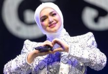 [VIDEO] Siti Nurhaliza Mohon Doa Mak Salmah Setiap Kali Sebelum Konsert – ‘Itulah Kunci Kejayaan Beliau’