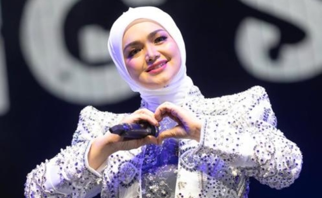 [VIDEO] Siti Nurhaliza Mohon Doa Mak Salmah Setiap Kali Sebelum Konsert – ‘Itulah Kunci Kejayaan Beliau’
