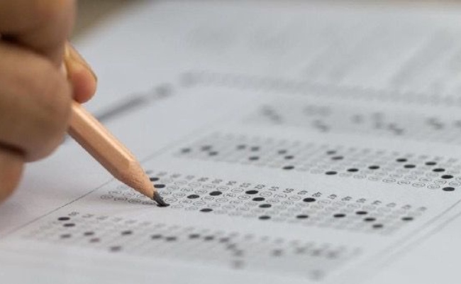 [VIDEO] Pelajar SPM Kecewa Dengan Kertas 2 Matematik Tambahan, Cikgu Tampil Beri Kata Semangat – ‘Awak Ambil Masa Untuk Tenangkan Fikiran’