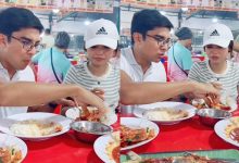 [VIDEO] Syed Saddiq Kupas Udang Untuk Bella Astillah Bikin Ramai Cemburu – ‘Melting Betul Tengok Diorang Ni, Sweet!’