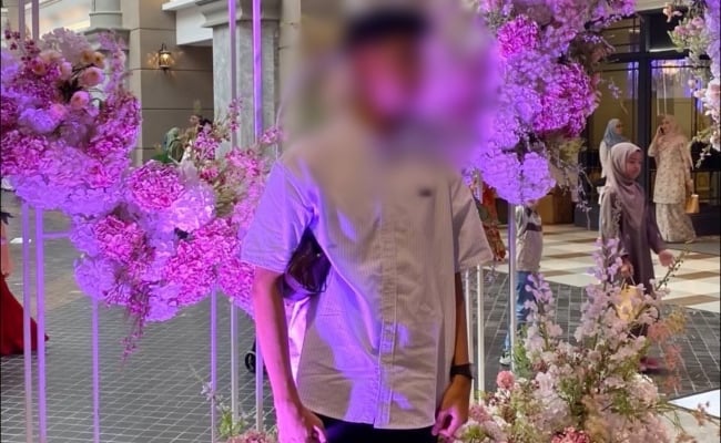 [VIDEO] Penyanyi Lelaki Didakwa Curi Kamera Ketika Hadiri Undangan Menyanyi Di Majlis Kahwin