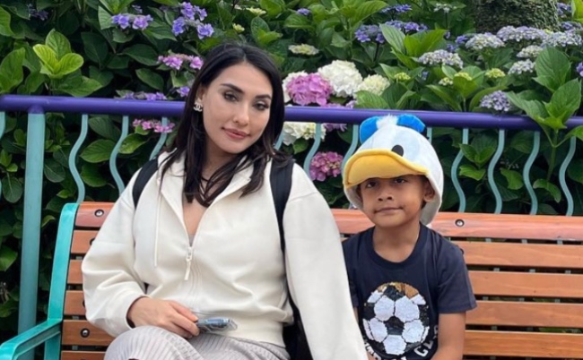 [VIDEO] Zarina Anjoulie Dakwa Bekas Suami Culas Nafkah – ‘Tengok Anak Pun Tak, Zaman Sekarang Banyak Bapa Tak Guna’