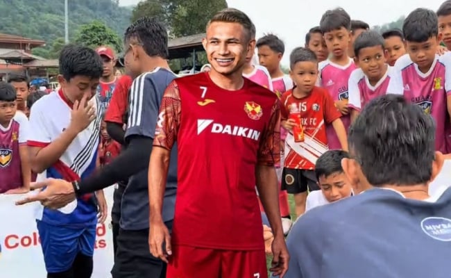 [VIDEO] Faisal Halim ‘Pujuk’ Pemain Cilik, Selit Kata Semangat – ‘Kalau Kita Nak Berjaya, Kena Kuat’