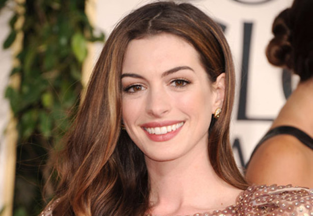 5 Gaya Anne Hathaway Di Karpet Merah