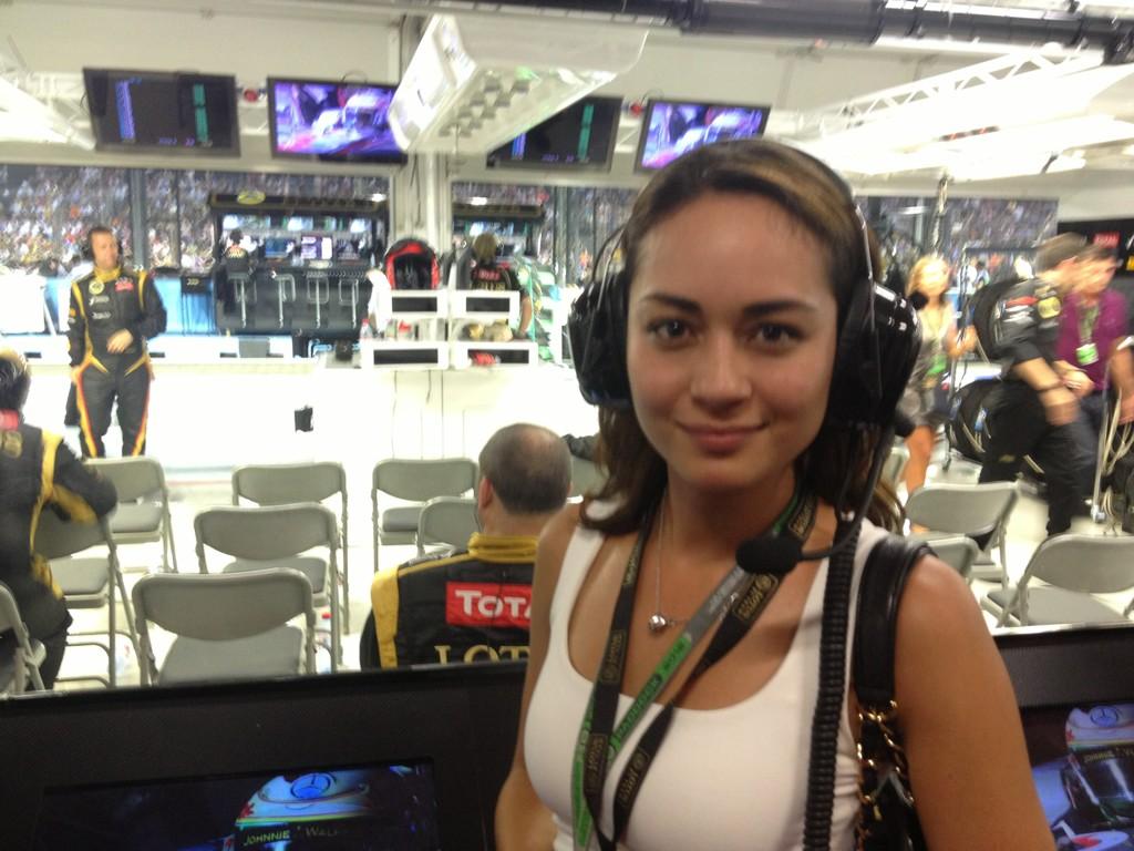 Maya Karin Saksikan F1 Singapore Grand Prix Dengan Pasukan Lotus?