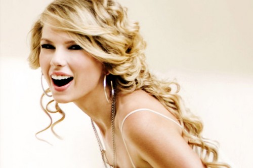 Gulungan Jelita Rambut Taylor Swift Menaikkan Seri Dalam Bergaya!