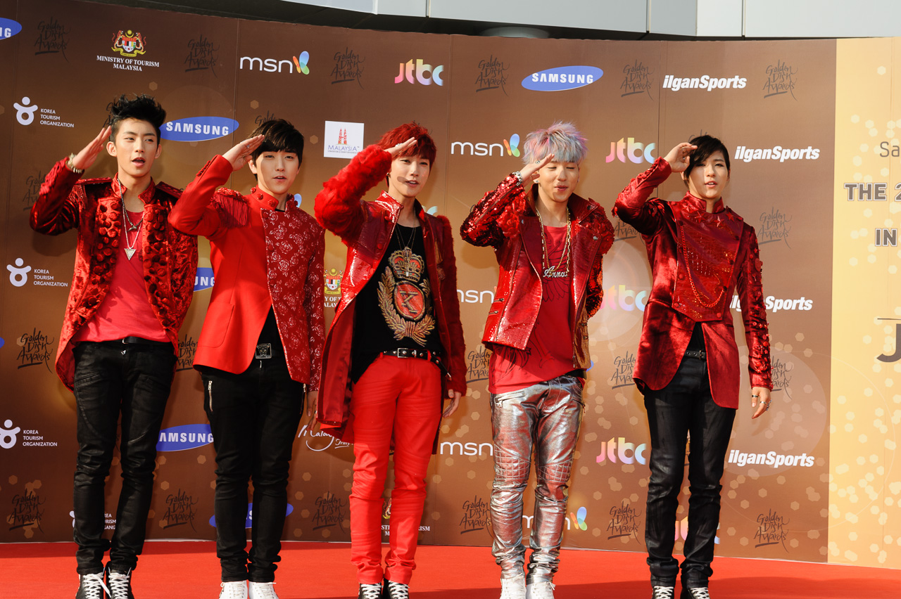 Day 1 : Koleksi Foto Red Carpet 27th Golden Disk Awards [CN Blue, Kara, Super Junior, FT Island, Shinee, EXO]
