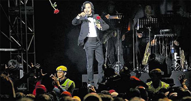 Konsert : Anuar Zain Hadiahkan Peminat Bunga Ros