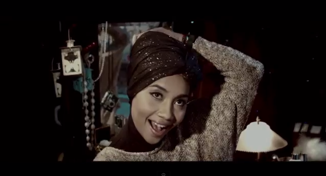 Yuna dalam video klip Dwihati