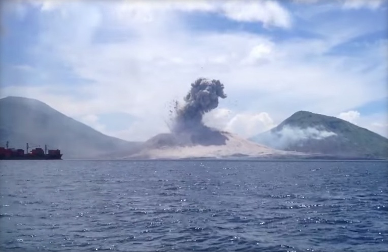 Video Viral: Lihat Sendiri Bagaimana Gunung Berapi Meletus Di Papua New Guinea! Speechless!