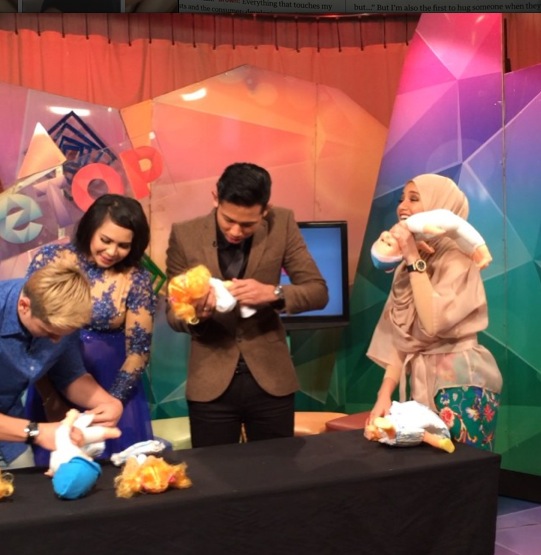 Video : Zain Saidin & Nabil Pakaikan Pampers Baby