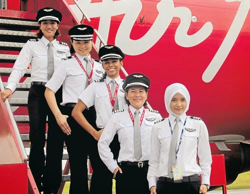 Foto : Juruterbang Wanita AirAsia Yang Super Comel