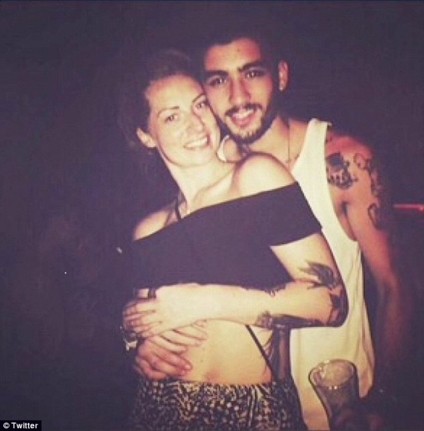 26C6213100000578-3011374-Making_amends_Zayn_publicly_apologised_after_being_pictured_with-a-29_1427306219843