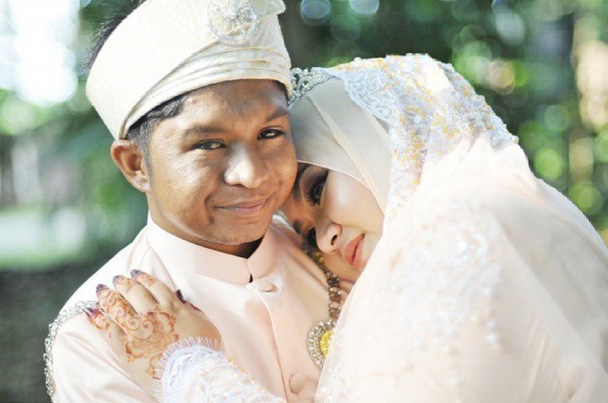 [50] Foto Perkahwinan Amir Raja Lawak & Isteri Yang Ekstra Sweet