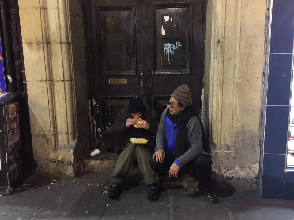 [VIDEO] Homeless Yang Kebuluran Ini Menangis Terharu Saat Ayah Emma Maembong Sedekahkan Makanan