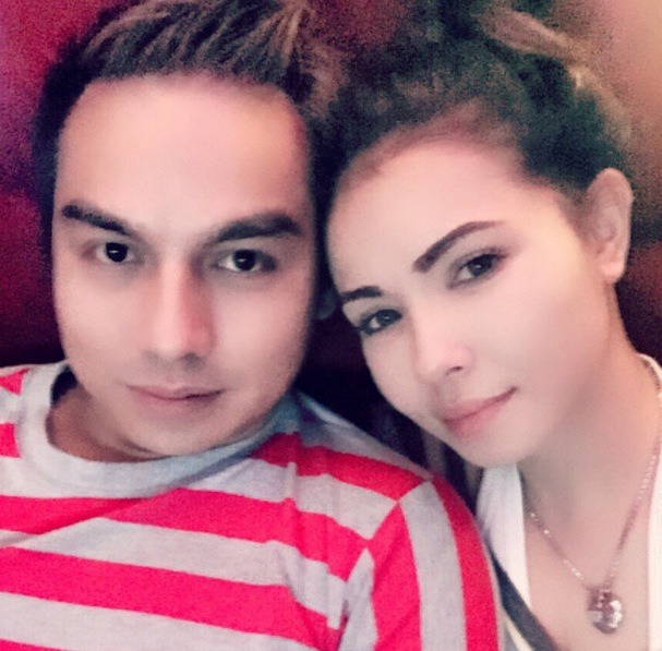 Kantoi Bercinta Dengan Dato’ Boy Iman, Kakak Emma Maembong Padam Foto Cinta Mati