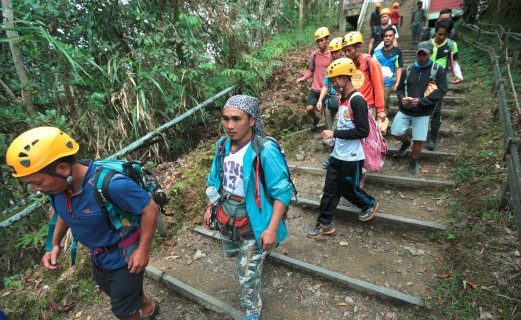 KUNDASANG 05 JUNE 2015. Anggota Malim Gunung Kinabalu bergerak dari pondok Timpohon untuk ke Lban Rata untuk menjalankan kerja menyelamat pendaki yang terkandas di puncak Gunung Kinabalu. NSTP/Edmund Samunting